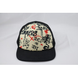gorra caqui visera plana conjuntada con nuestros calcetines , ocommers